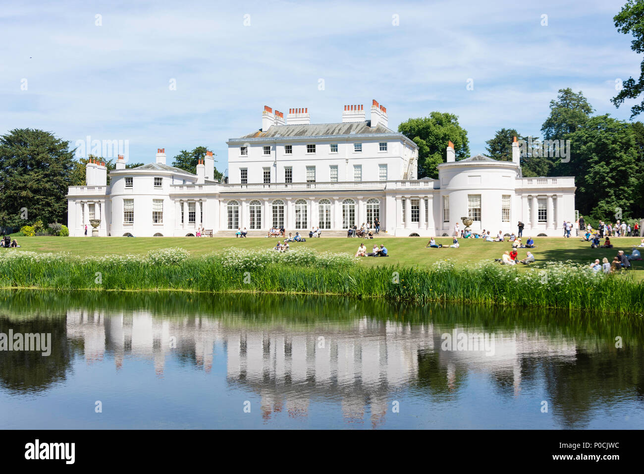 Frogmore House und Gärten über Frogmore See, Park, Windsor, Berkshire, England, Vereinigtes Königreich Stockfoto