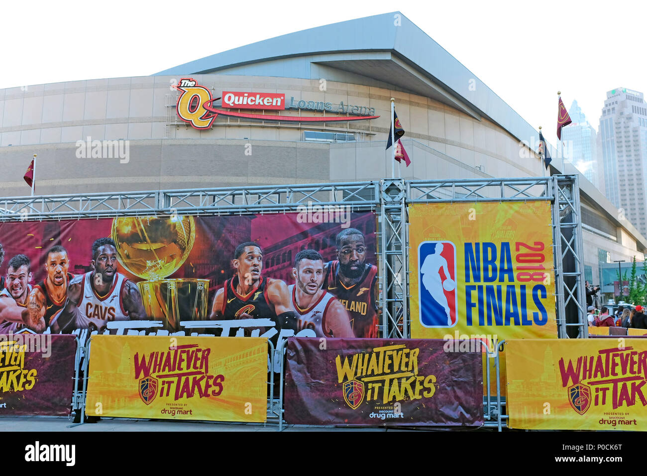 Außerhalb der Quicken Loans Arena in der Innenstadt von Cleveland, Ohio, USA während der NBA Finals 2018. Stockfoto