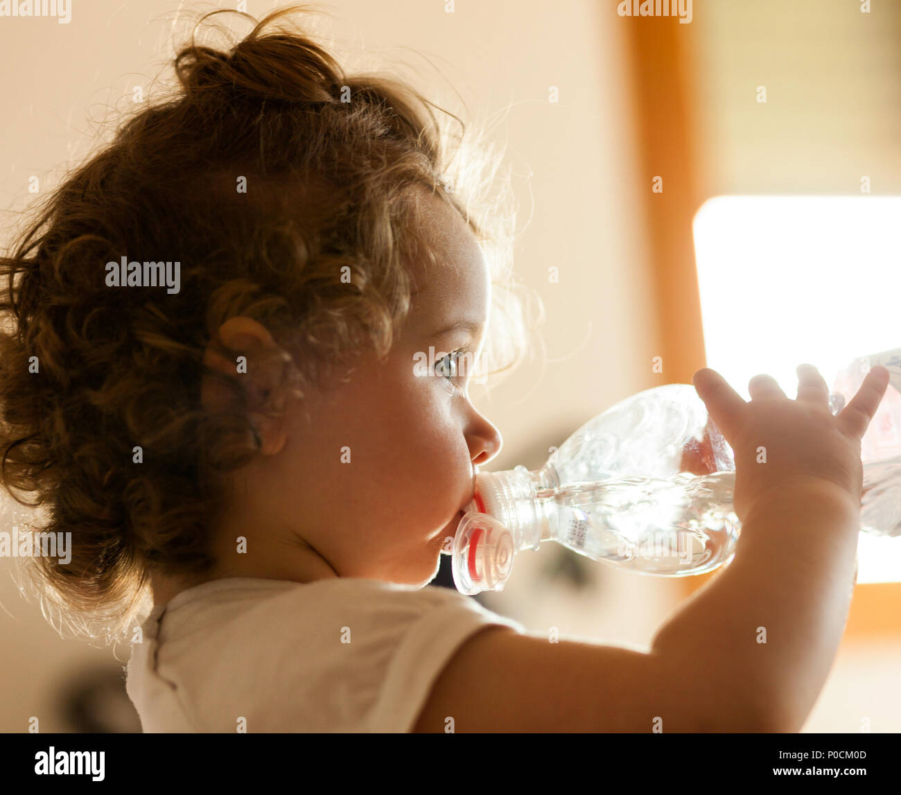 Kleines Mädchen trinken frisches Wasser aus der Plastikflasche. Stockfoto