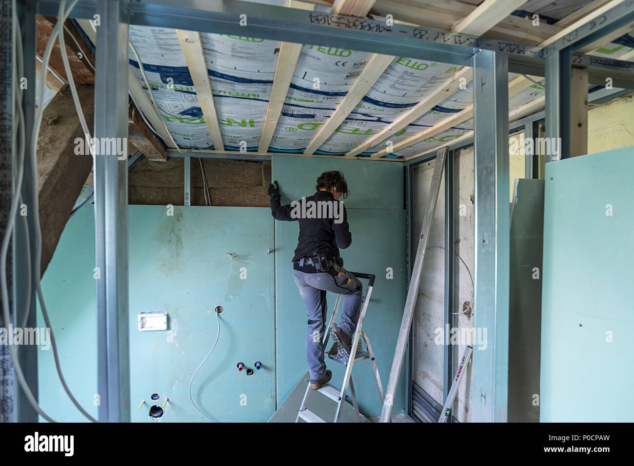 Junge Frau Renovierung im Dachgeschoss in einem alten Haus, Mecklenburg-Vorpommern, Deutschland Stockfoto