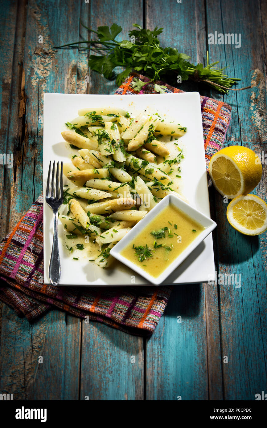 Spargelsalat mit weißem Spargel, Schnittlauch, Blattpetersilie in einer Gemüse-Senf - Essig-Vinaigrette, Studio Stockfoto