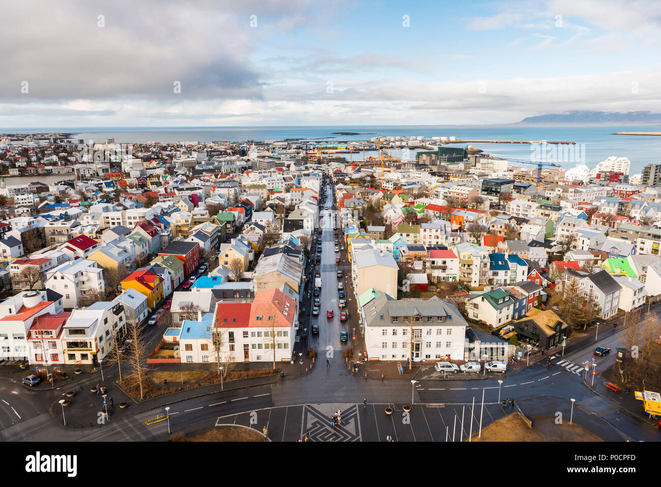 Straßen und Häuser, Blick von der Kirche von Hallgrímur nach Reykjavik und die Halbinsel Snaefellsnes, Höfudborgarsvaedid, Island Stockfoto