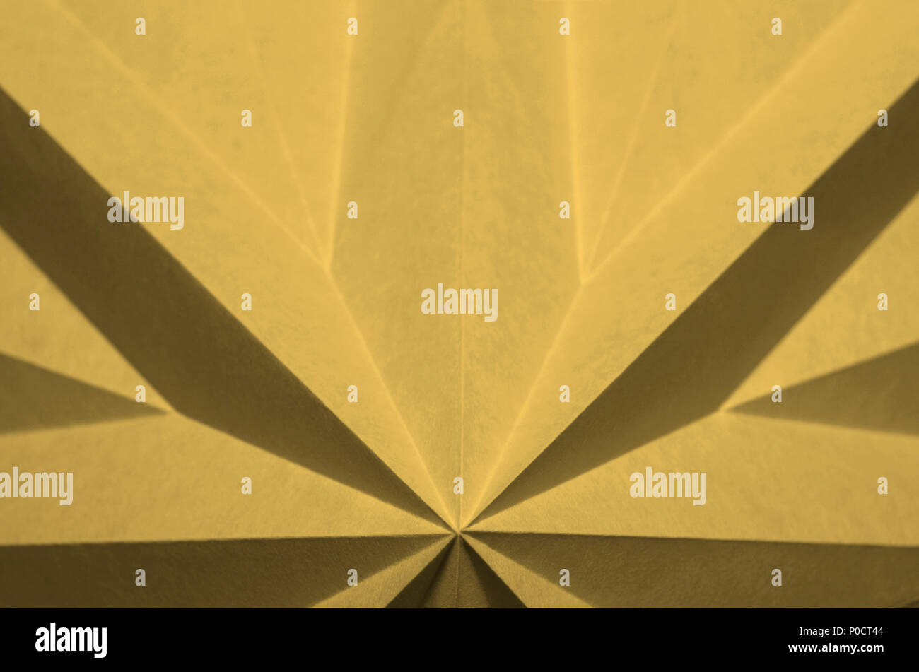 Gelbe abstrakten Hintergrund Origami, Bambus; Pantone 14-0740. Eckig monochrome Grafik Design Element. Stockfoto