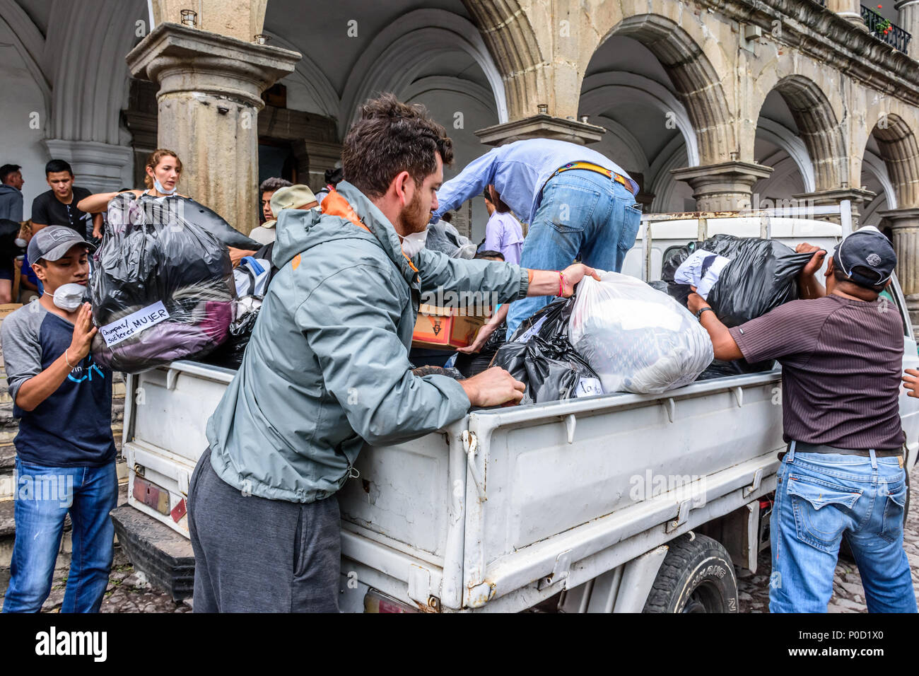 Antigua, Guatemala - Juni 5, 2018: Freiwillige Last humanitäre Hilfsgüter zu den Bereich vom Ausbruch des Vulkans Fuego (Feuer) betroffenen Am 3. Juni zu nehmen Stockfoto