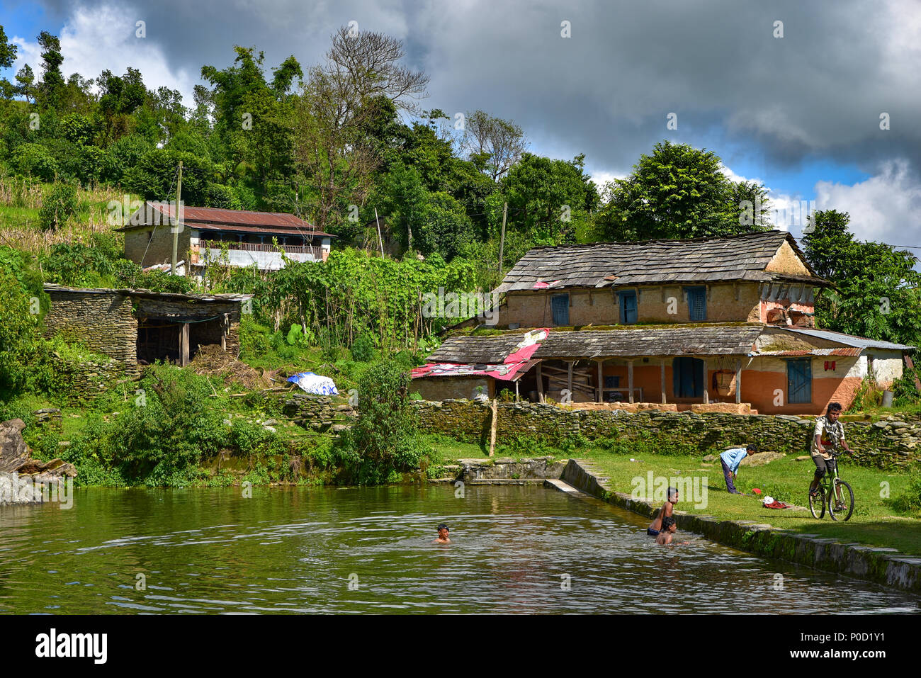 Kinder, die im Land in Nepal spielen Stockfoto