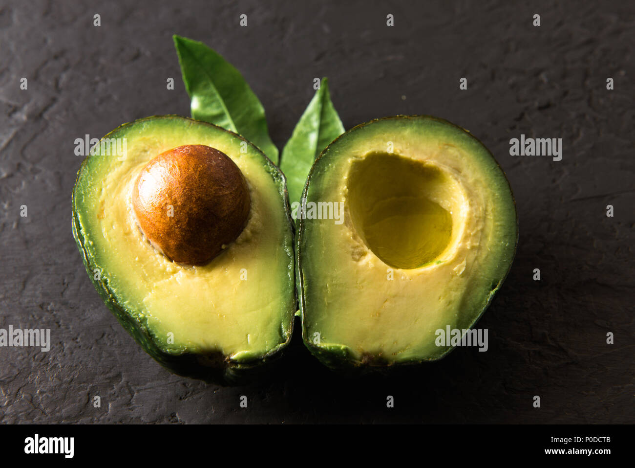 Frische avocado Obst auf einem Holzbrett Stockfoto