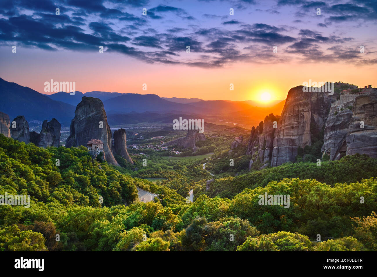 Foto der Panoramablick auf die Meteora Tal bei Sonnenuntergang Stockfoto