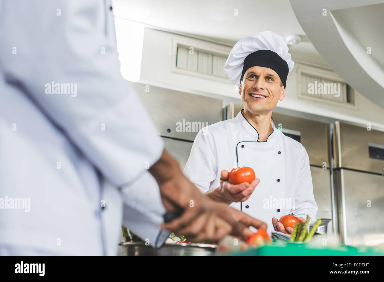 Multikulturelle Köche bereiten Salat im Restaurant Küche Stockfoto