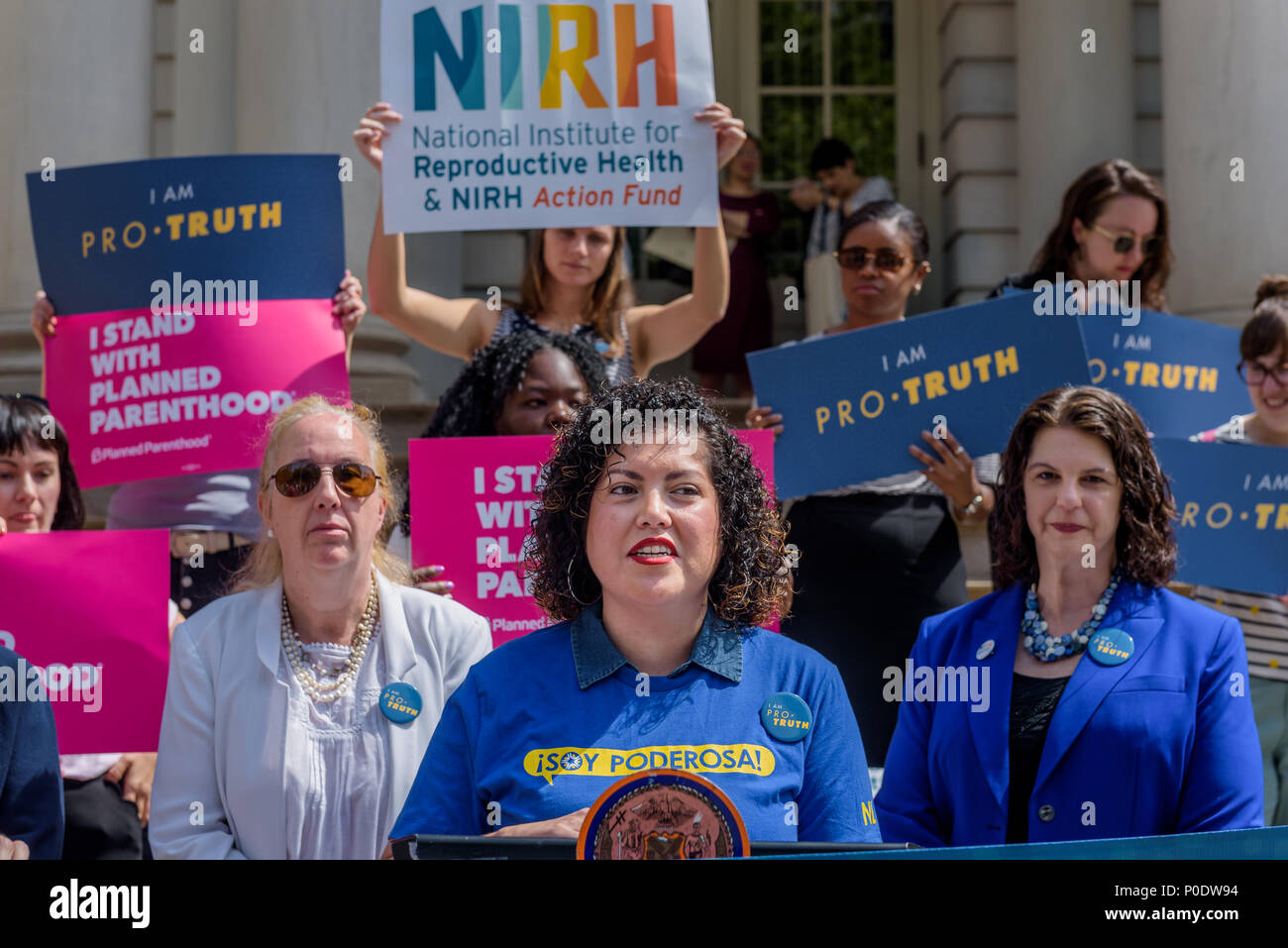 New York, Vereinigte Staaten. 08 Juni, 2018. Elizabeth Estrada, NY Feld und Befürwortung Manager des New York Latina Interessensnetzwerk - reproduktive Rechte Aktivisten, Entscheidungsträger und Führungskräfte an der New York City Hall am 8. Juni 2018 versammelt, eine Kampagne, die den lokalen Frauen reproduktive Rechte schützt, indem sie die Bekämpfung der betrügerischen Kliniken, die versuchen, Abtreibungen zu verhindern. Die#ProTruth Kampagne ist auf die Bekämpfung des "Krise Schwangerschaft New Yorker Zentren konzentriert", betrügerische Kliniken, die darauf abzielen, Frauen vom Zugang zu Abtreibung Versorgung zu verhindern. Credit: Erik McGregor/Pacific Press/Alamy leben Nachrichten Stockfoto