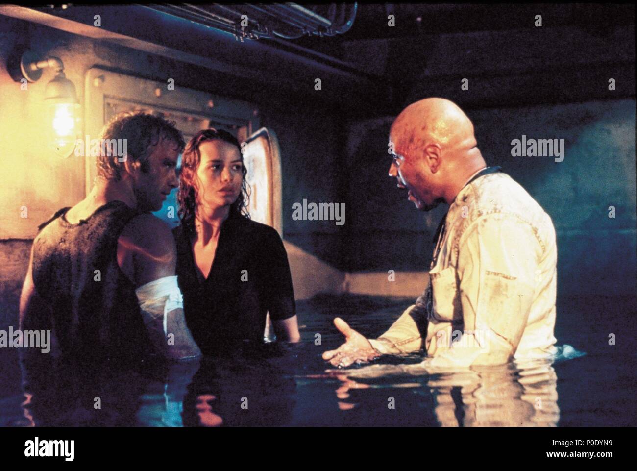 Thomas Jane Saffron Burrows Ll Cool J Deep Blue Sea 1999 Stockfotografie Alamy