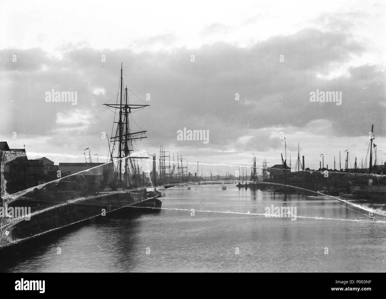 . Englisch: Ein Blick über den Inneren Hafen bei Sonnenuntergang vom Hafen Eingang West der Straßenbrücke. Ein Blick auf den inneren Hafen bei Sonnenuntergang von der Hafeneinfahrt westlich der Straße Brücke, mit Handels Segelschiffe im Hafen auf beiden Seiten des Oulton Broad [Lake Lothing]. Ein Blick auf den inneren Hafen bei Sonnenuntergang vom Hafen Eingang West der Straßenbrücke. . Ca. 1908. Smiths Suitall Ltd 243 Blick über den Inneren Hafen bei Sonnenuntergang vom Hafen Eingang West der Straßenbrücke. RMG-P 27519 Stockfoto