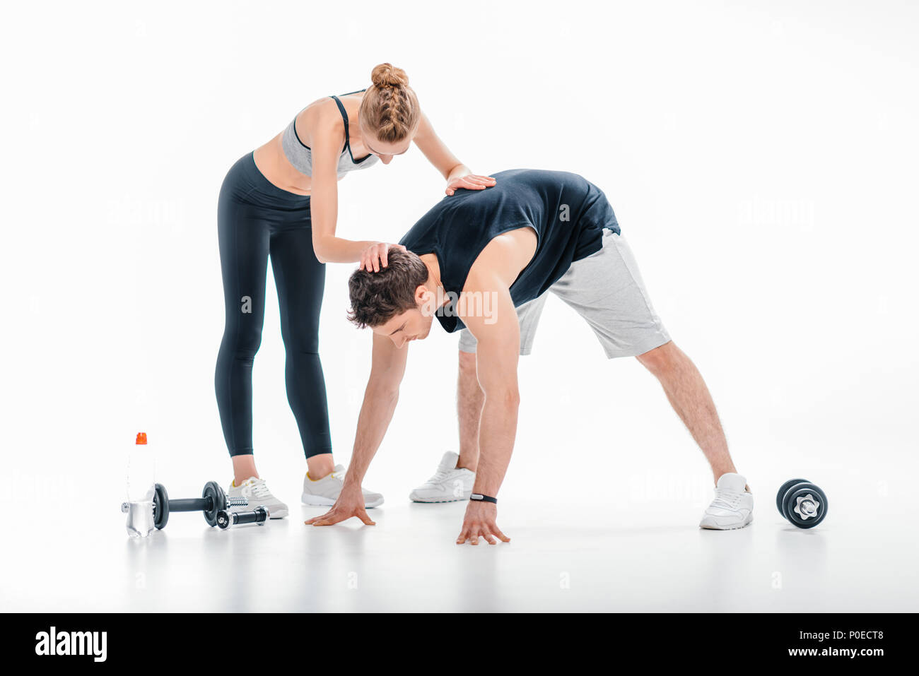 Weibliche Trainer helfen Menschen mit Stretching auf Weiß isoliert Stockfoto