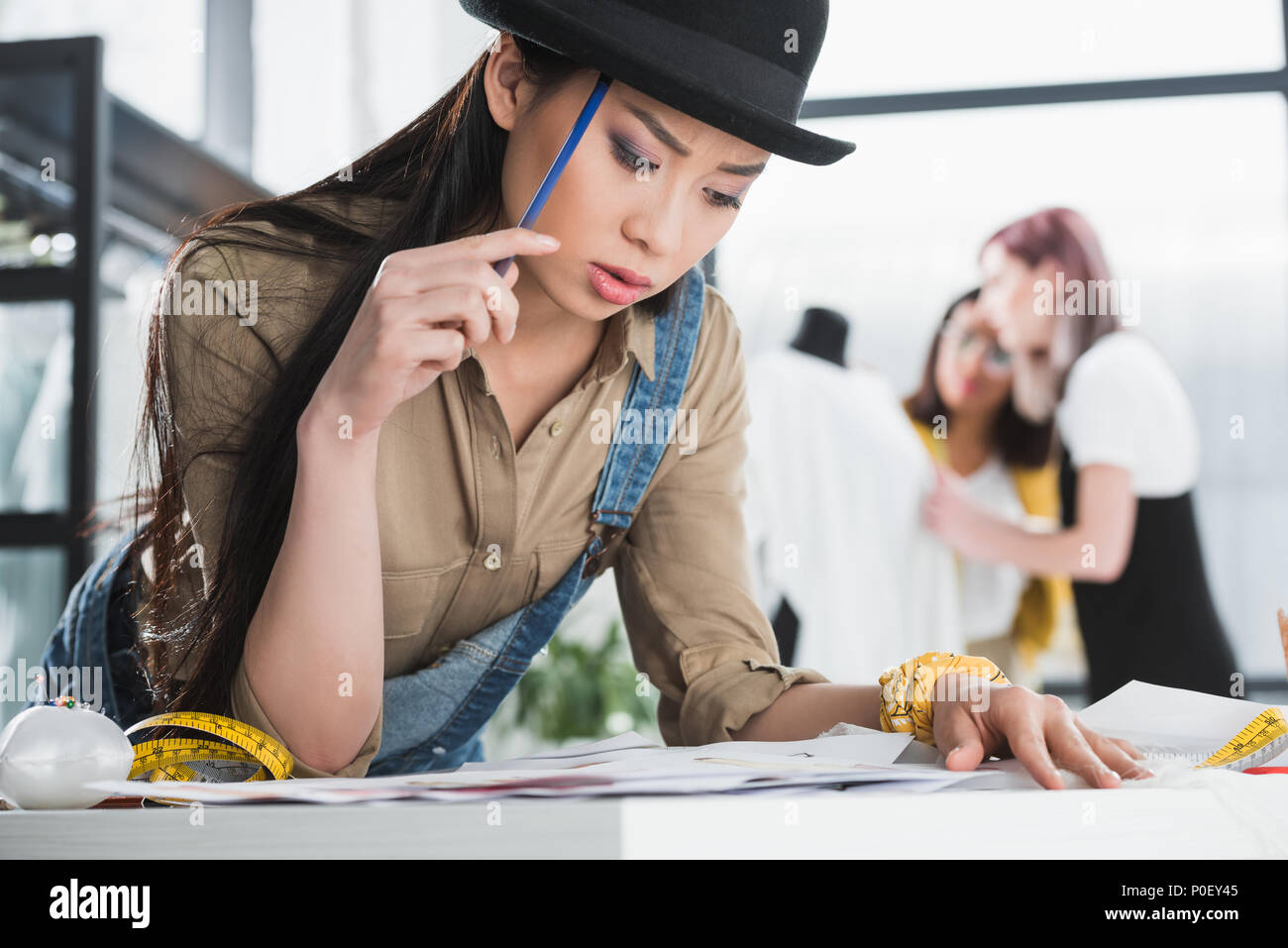Nachdenklich Fashion Designer arbeiten in der Kleidung Design Studio Stockfoto