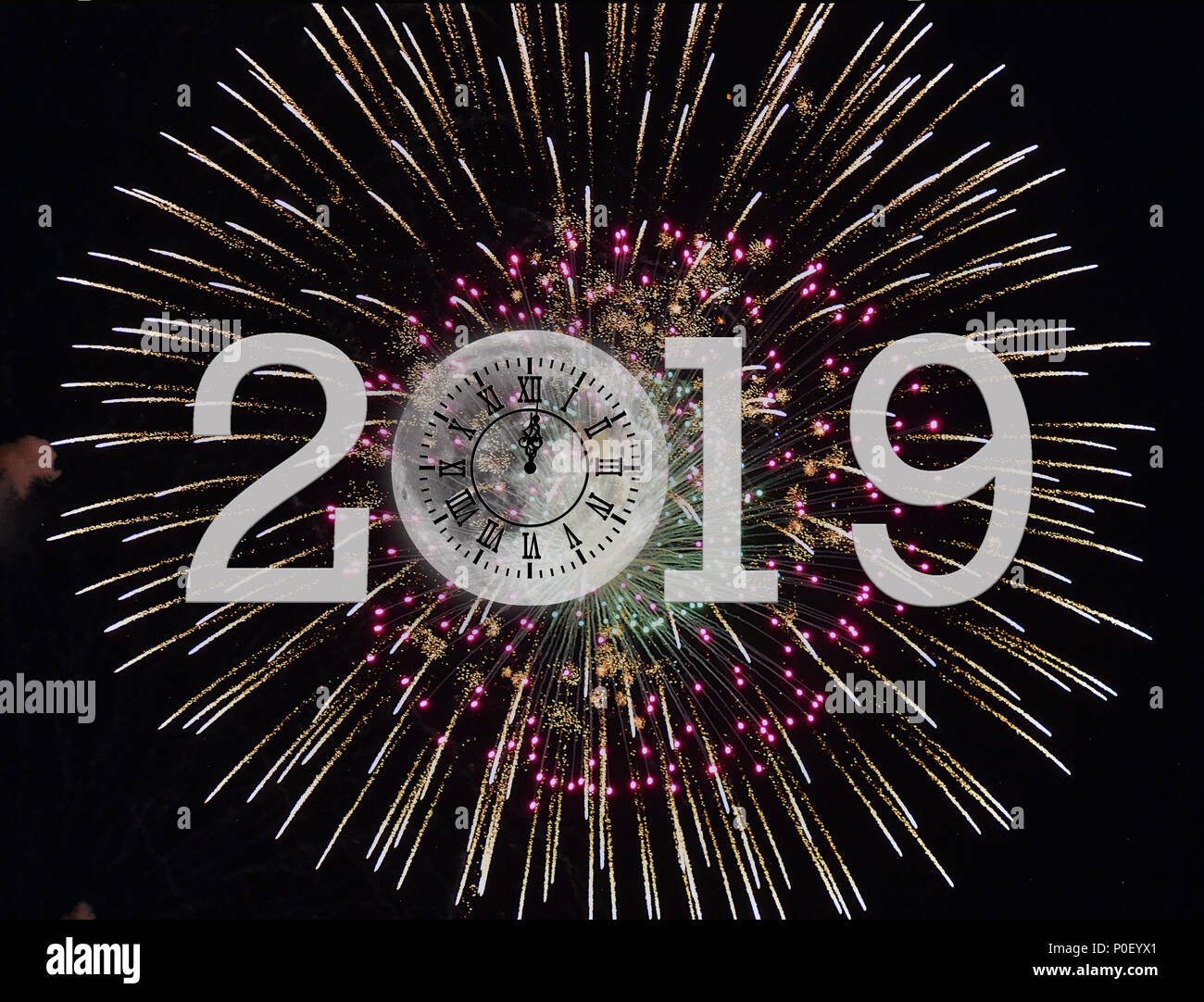 Neues Jahr 2019 Full moon Clock und Feuerwerk bei Vollmond am schwarzen Himmel Hintergrund Stockfoto
