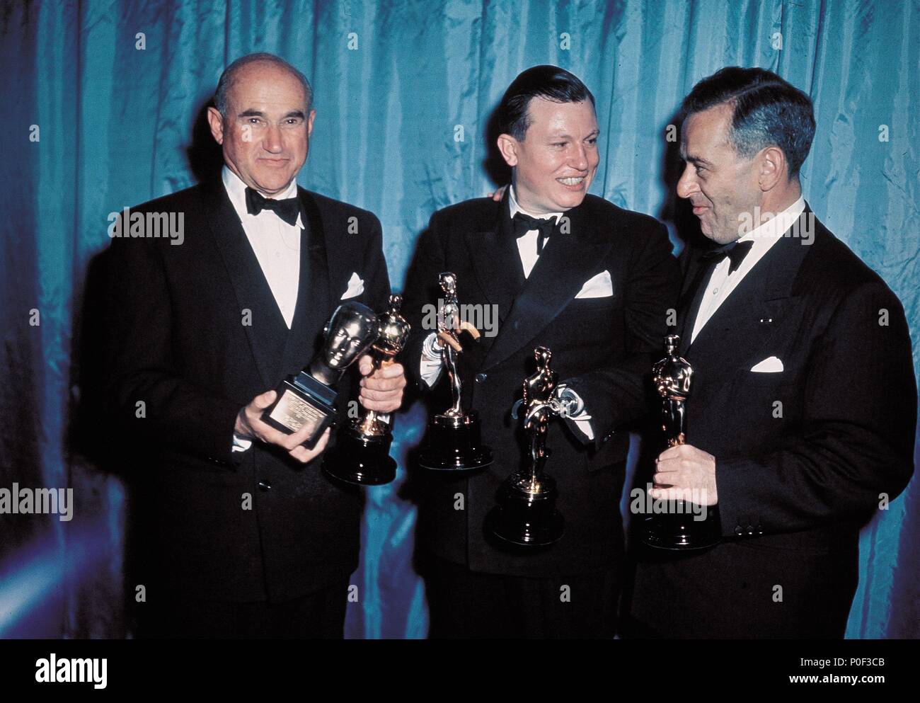 Beschreibung: 19 Academy Awards (1946). Samuel Goldwyn erhält den Irving G. Thalberg Award und den best motion picture Award für "Die besten Jahre unseres Lebens'. Harold Russell, bester Schauspieler in einer Nebenrolle für "Die besten Jahre unseres Lebens' und Besondere Auszeichnung für Hoffnung und Mut zu seinem Gefährten Veteranen mit diesem Film. William Wyler, bester Regisseur für "Die besten Jahre unseres Lebens'.. Jahr: 1947. Stars: WILLIAM WYLER; Samuel Goldwyn; Harold Russell. Stockfoto