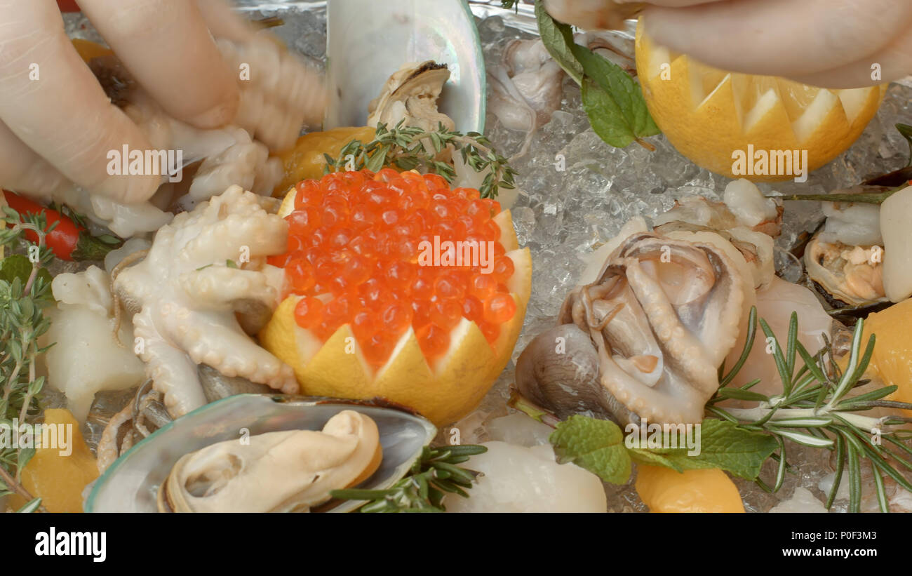 Frische Meeresfrüchte auf der Platte mit Eis ist bereit, die vom Küchenchef zubereitet werden. Stockfoto