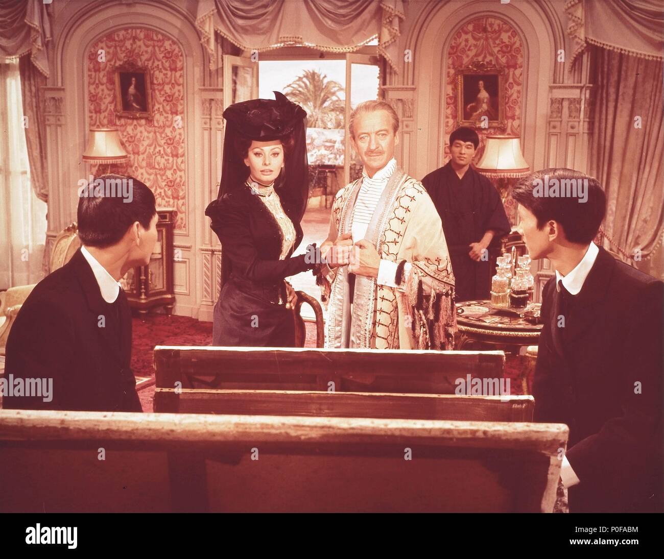 Original Film Titel: LADY L. Englischer Titel: LADY L. Regisseur: PETER USTINOV. Jahr: 1965. Stars: Sophia Loren; David Niven. Credit: M.G.M/Album Stockfoto