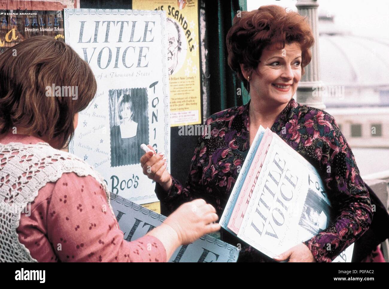 Original Film Titel: kleine Stimme. Englischer Titel: kleine Stimme. Regisseur: Mark Herman. Jahr: 1998. Stars: Brenda Blethyn. Copyright: nur redaktionell Innen verwenden. Dies ist eine öffentlich verteilten Handzettel. Zugriffsrechte nur, keine Lizenz des Urheberrechts zur Verfügung gestellt. Vorgeschriebene Genehmigung zu Visual Symbol (www.visual-icon.com) Für die Reproduktion des Bildes erforderlich ist. Credit: MIRAMAX/JOTH SHAKERLEY,/Album Stockfoto