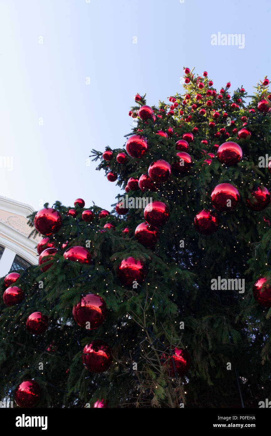 Foto von Weihnachten Kugeln auf einem Baum Stockfoto