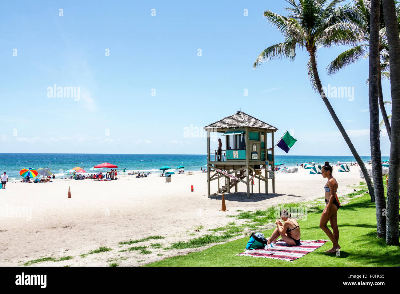 Florida Atlantischer Ozean, Deerfield Beach, Wasser, Sand, Rettungsschwimmerturm, Palmen, weibliche Frauen, Sonnenbaden, FL170725041 Stockfoto