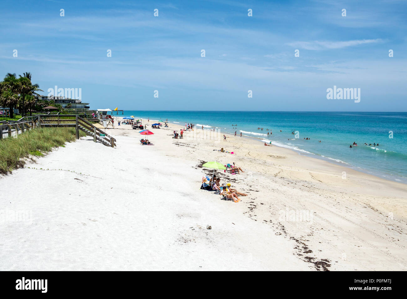 Florida Atlantischer Ozean, Orchidee, North Hutchinson Barrier Island, Sand, Wasser, Sonnenanbeter, Promenade, FL170725053 Stockfoto