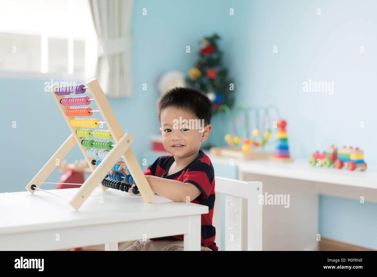 Asiatische Kleinkind baby boy lernt zu zählen. Niedliche Kind spielen mit Abacus Spielzeug. Little boy Spaß Zuhause zu Hause. Pädagogisches Konzept für Kleinkind bab Stockfoto