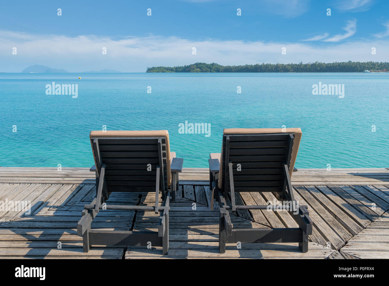 Perfekte Sommer tropisches Paradies Strand mit Liegestühlen im Resort in Phuket, Thailand. Ferienhäuser Urlaub und Reisen Konzept. Stockfoto Perfekte Sommer tropisches Paradies Strand mit Liegestühlen im Resort in Phuket, Thailand. Ferienhäuser Urlaub und Reisen Konzept. Stockfoto