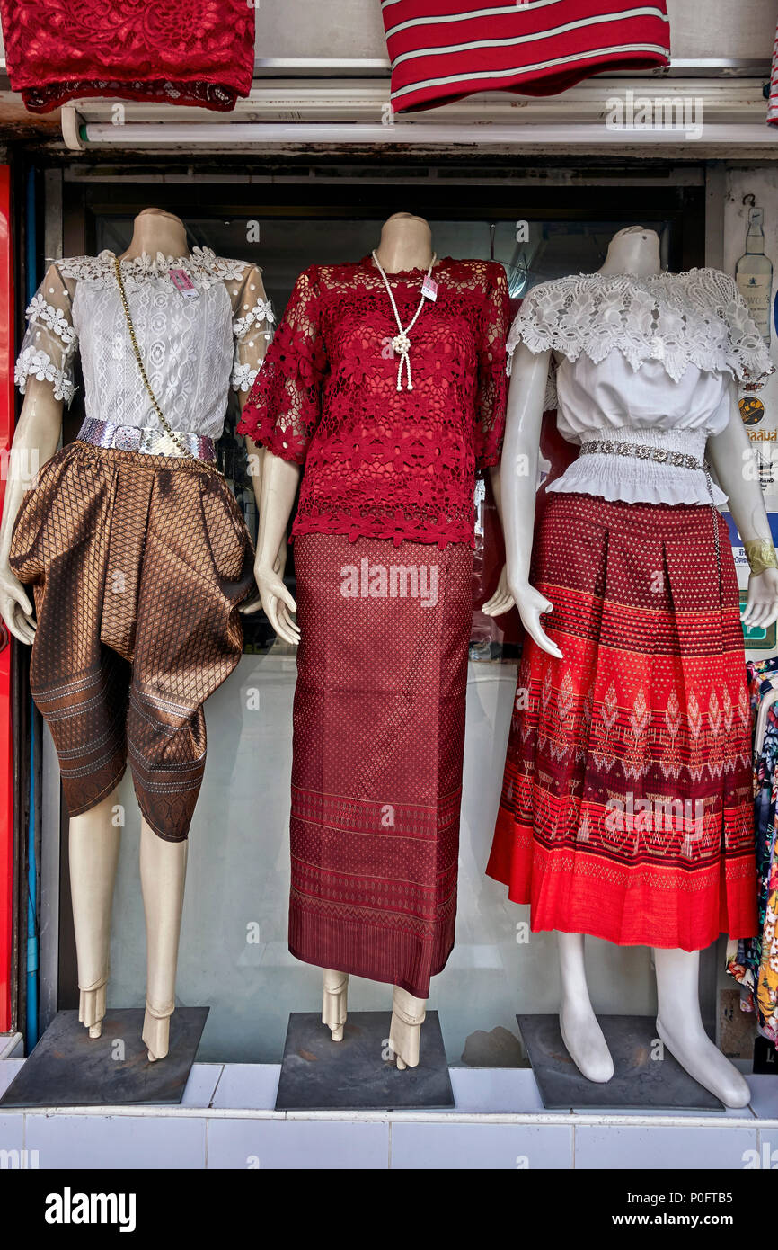 Traditionelle thailändische Kleidung. Verschiedene Designbeispiele von Frauenkleidern im traditionellen Thai-Stil. Stockfoto