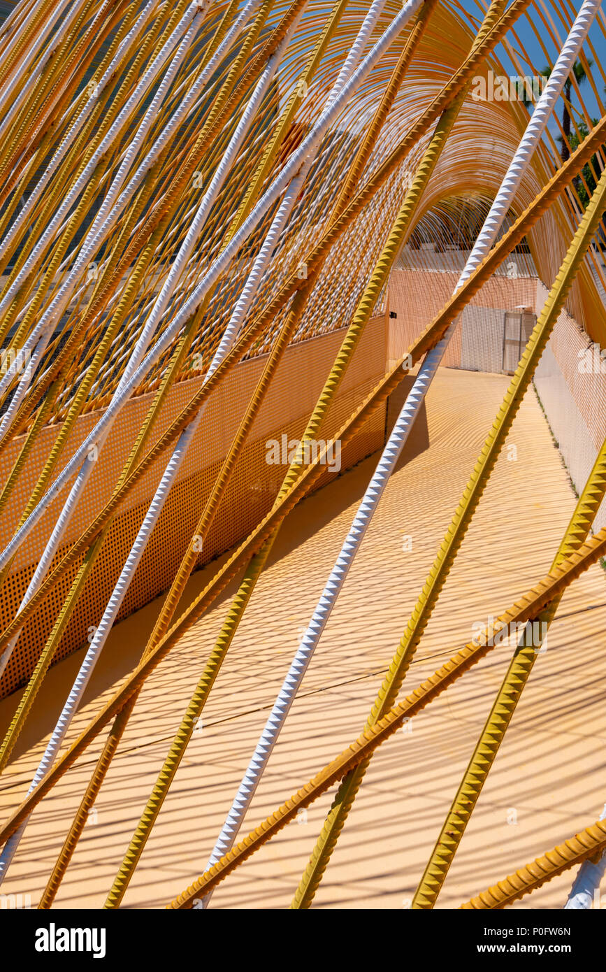 Metall Strukturen in einem der Eingänge zu El Batel Auditorium und Kongresszentrum, Cartagena, Murcia Provinz, Spanien Stockfoto