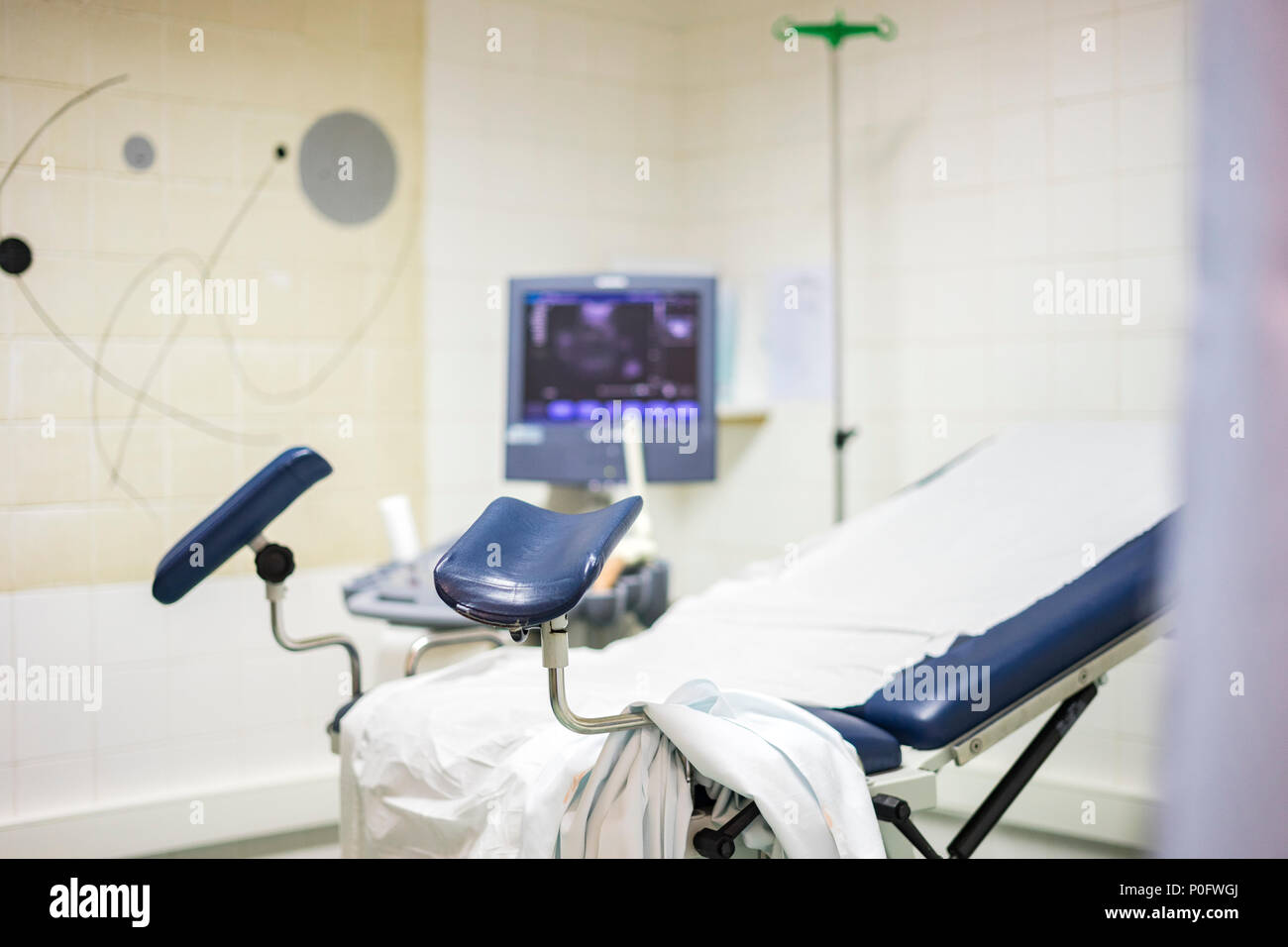 Marine Blau gynäkologischen Stuhl mit Ultraschall Monitor im Krankenhaus Stockfoto
