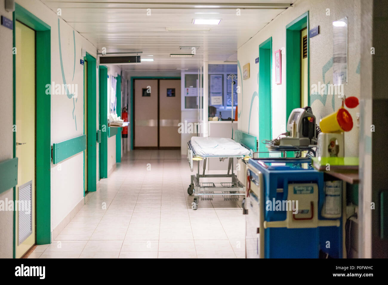 Krankenhaus Flur mit einem Bett warten auf den nächsten Patienten Stockfoto