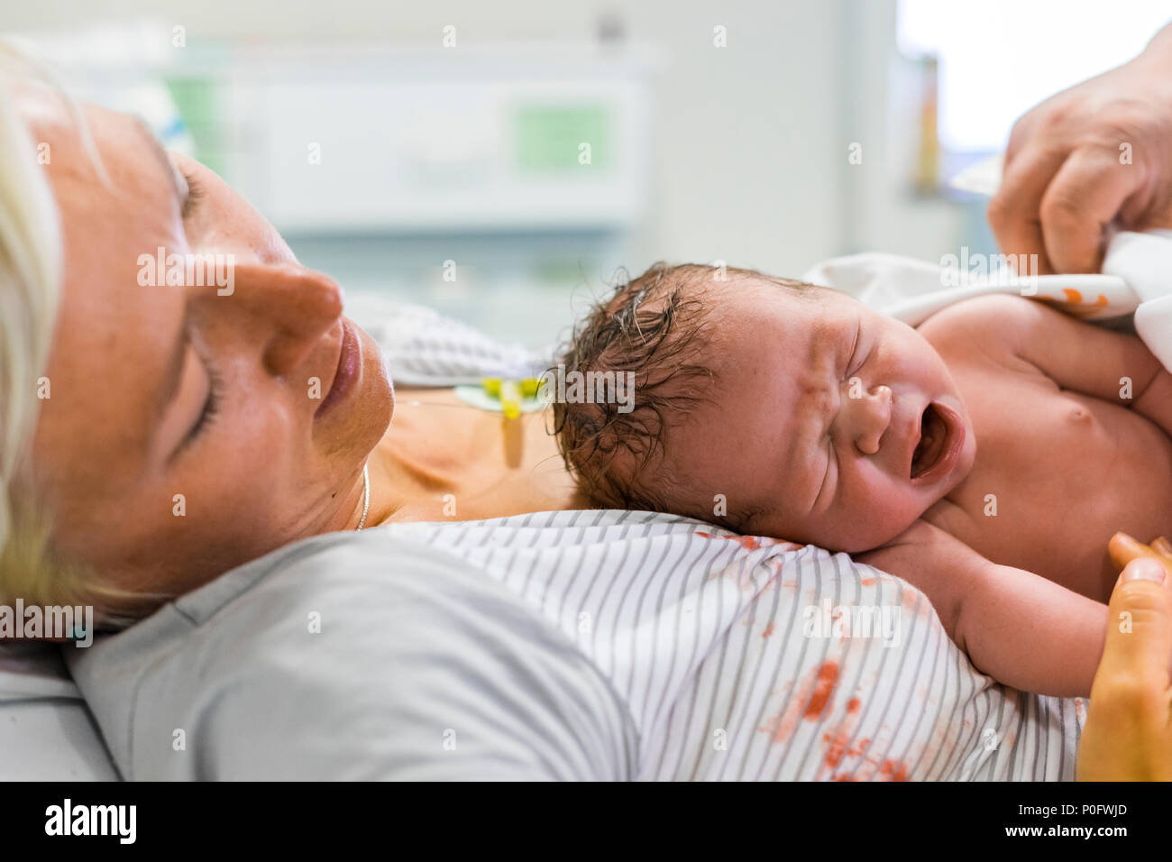 Mutter und ihrem neugeborenen Jungen gleich nach Lieferung Stockfoto