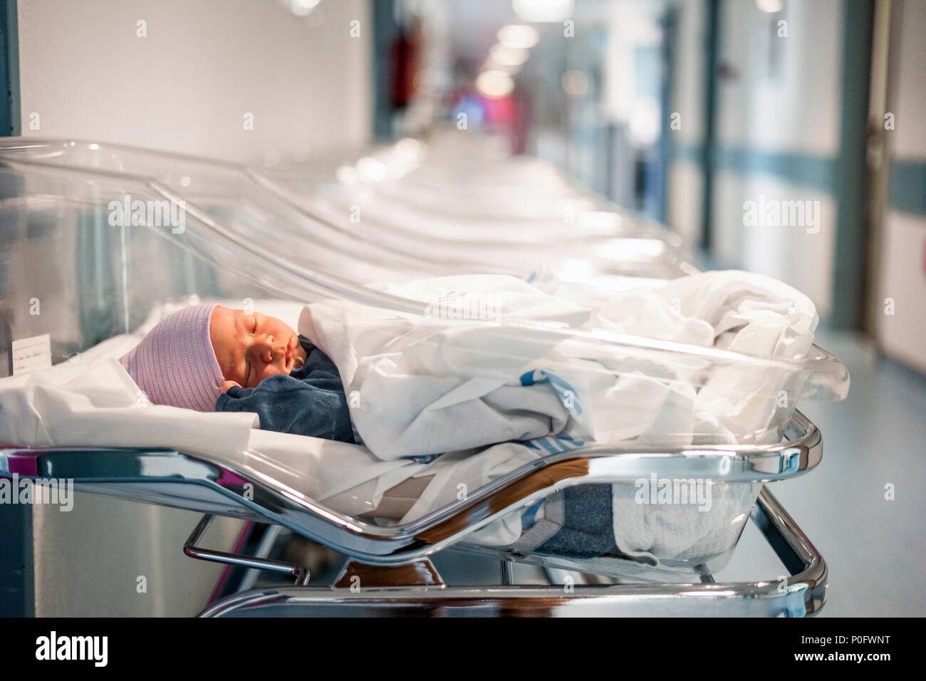 Neugeborene Jungen in seinem kleinen transparenten portable Krankenhausbett Stockfoto