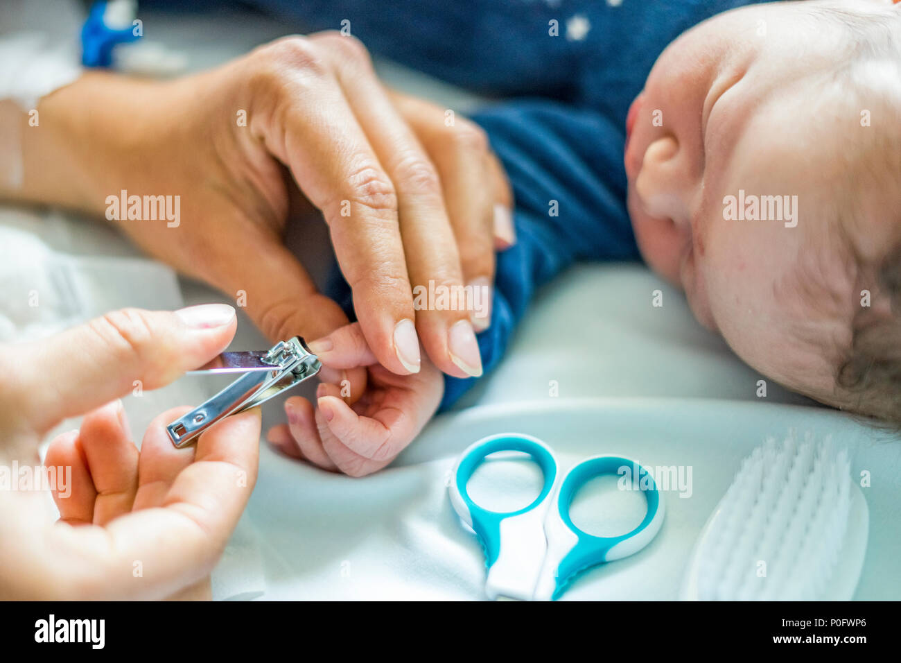 Mutter schneidet Fingernägel von Ihrem neugeborenen Baby im Krankenhaus  Stockfotografie - Alamy