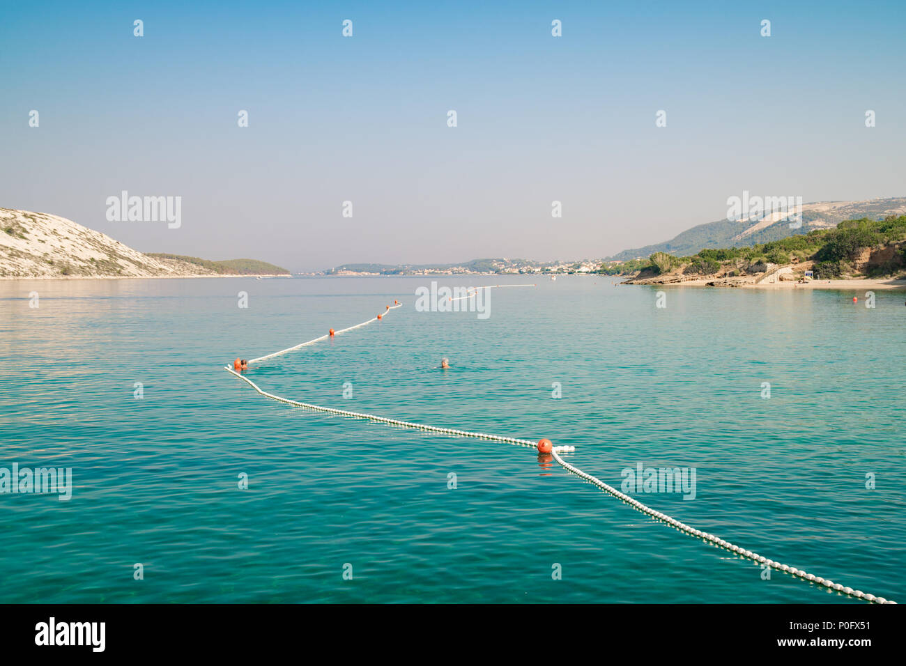 Die unberührte Küste und kristallklarem Wasser der Insel Rab, Kroatien. Stockfoto