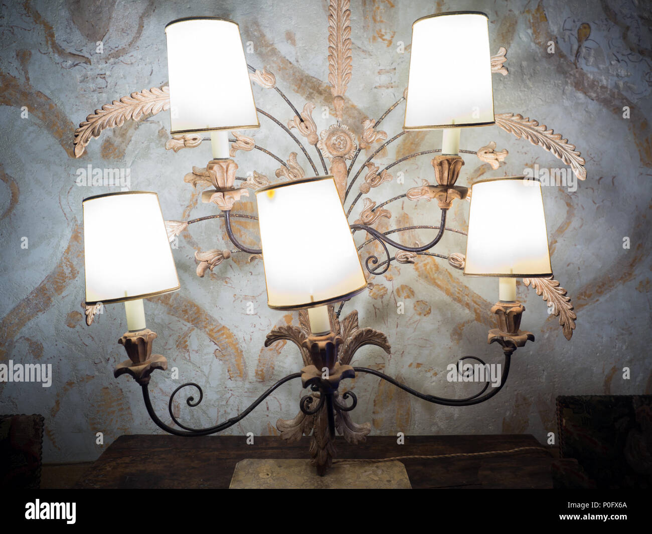 Padova, Italien - 26. Mai 2018: Vintage Tischleuchte mit 5 Lampenschirmen in einem venezianischen Villa. Stockfoto