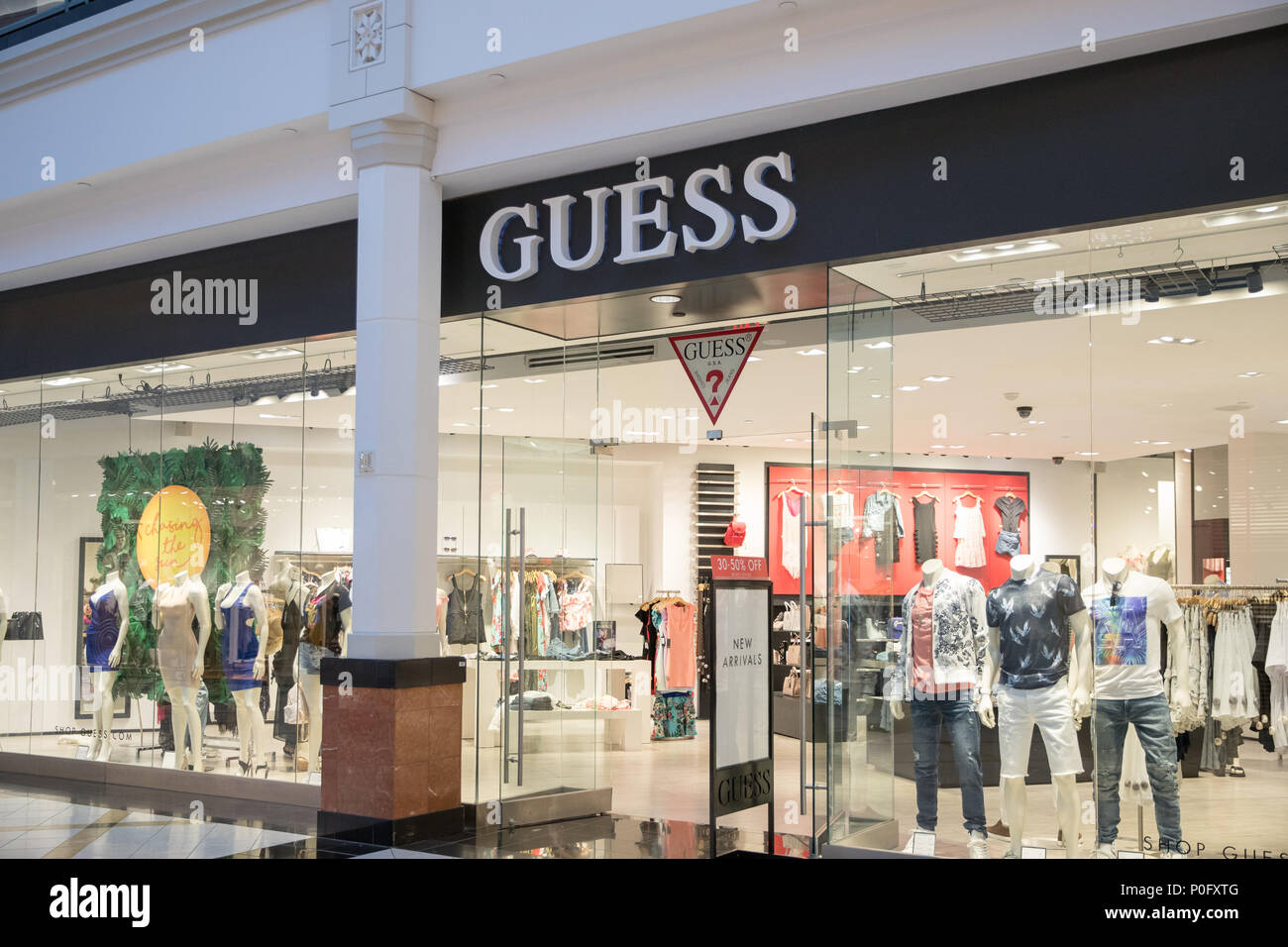 Philadelphia, Pennsylvania, 30. Mai 2018: Guess Stores in Philadelphia  Mall. Vermutung ist eine amerikanische Kleidung Linie Marke Märkte sonstige  Mode Accessoires b Stockfotografie - Alamy