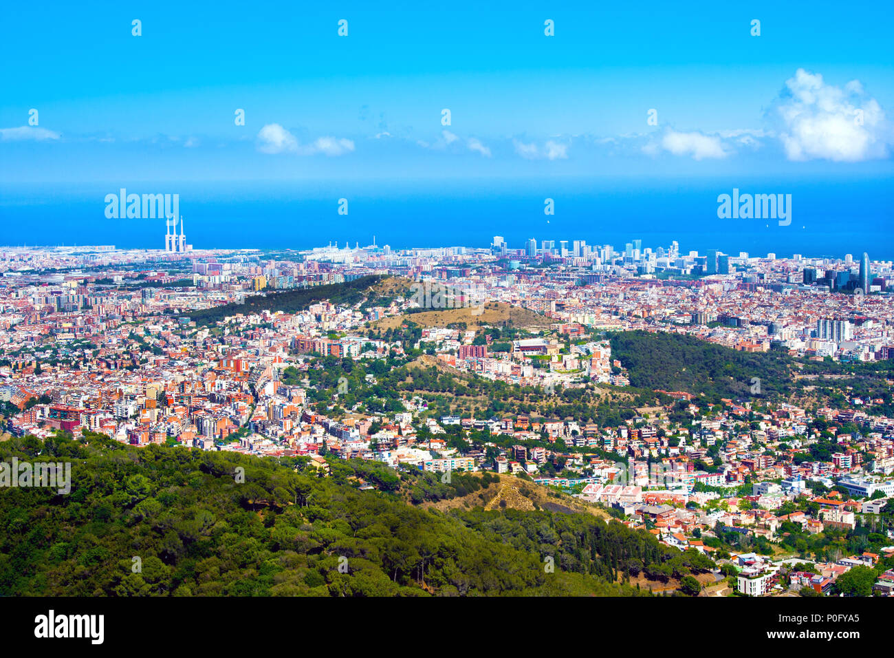 Panoramablick über Barcelona und das Meer von Tibidabo, Spanien Stockfoto