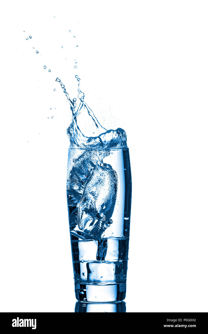 Glas Wasser mit Eiswürfeln Stockfoto