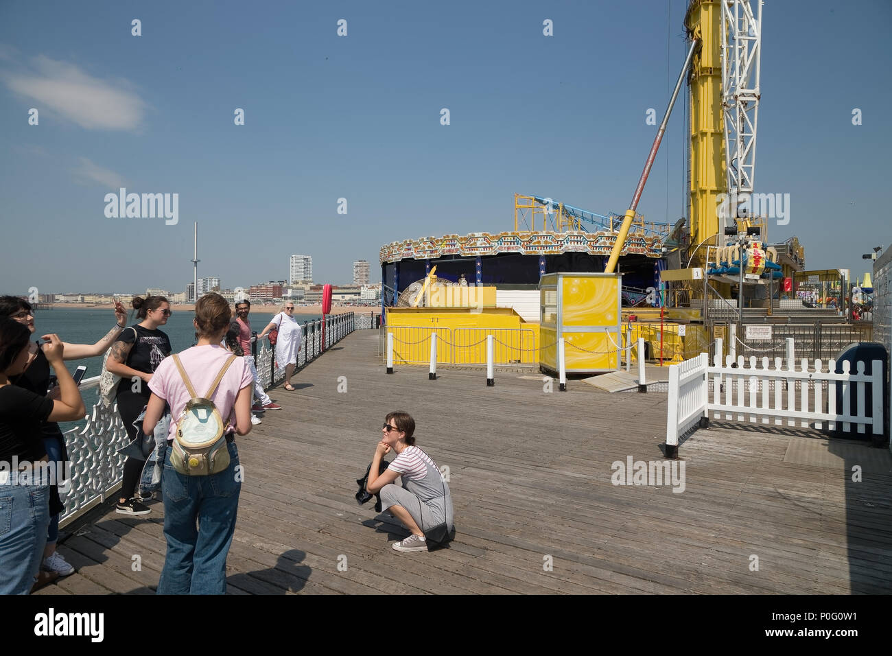 Gruppe von Freunden entspannende Palace Pier von Brighton, Brighton, East Sussex, England, Großbritannien Stockfoto