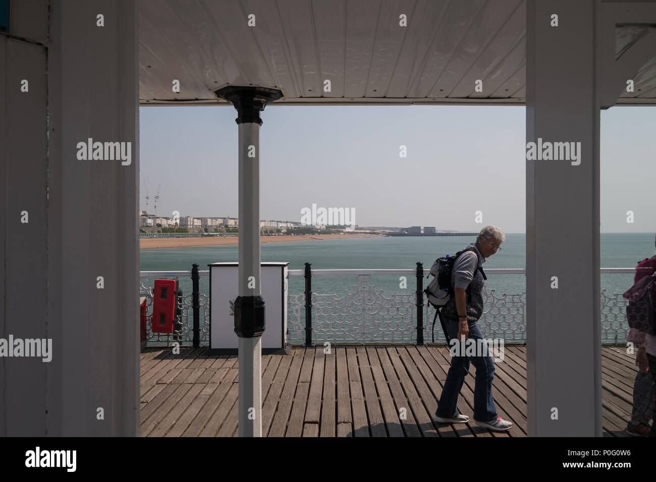 Menschen zu Fuß entlang der Palace Pier von Brighton, Brighton, East Sussex, England, Großbritannien Stockfoto