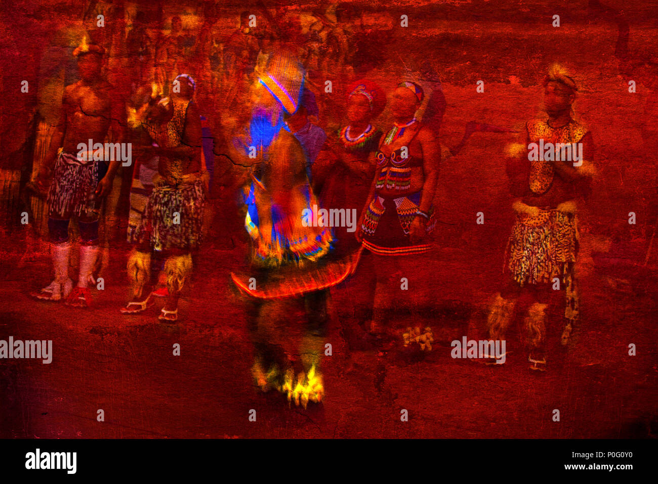 Farbenprächtigen afrikanischen Tänzer in Bewegung sehen, die von anderen Tänzern vor Rot strukturierten Hintergrund Stockfoto