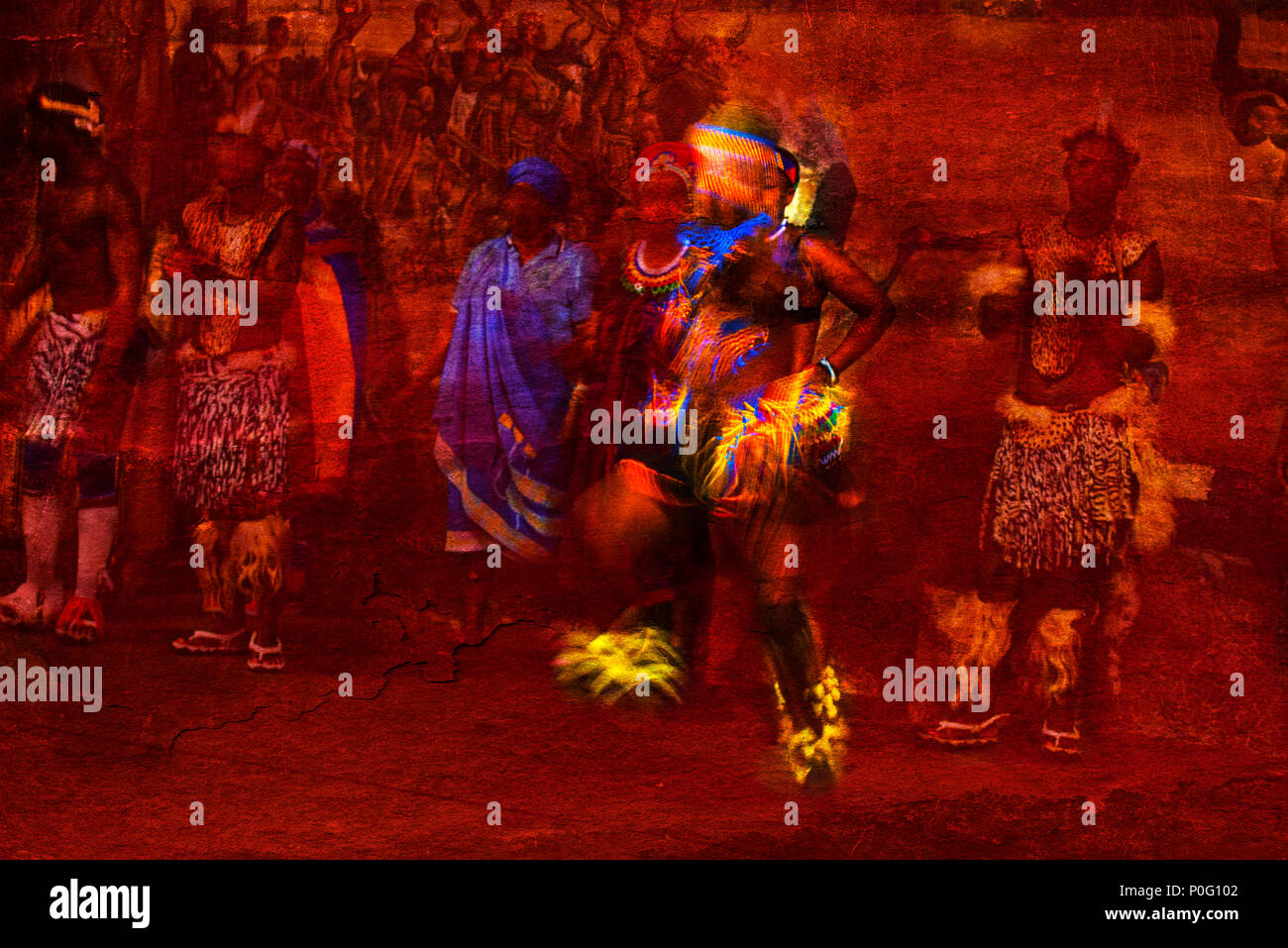 Farbenprächtigen afrikanischen Tänzer Abstract in Bewegung und die Menschen im nativen Kostüm gegen eine texturierte roter Hintergrund Stockfoto
