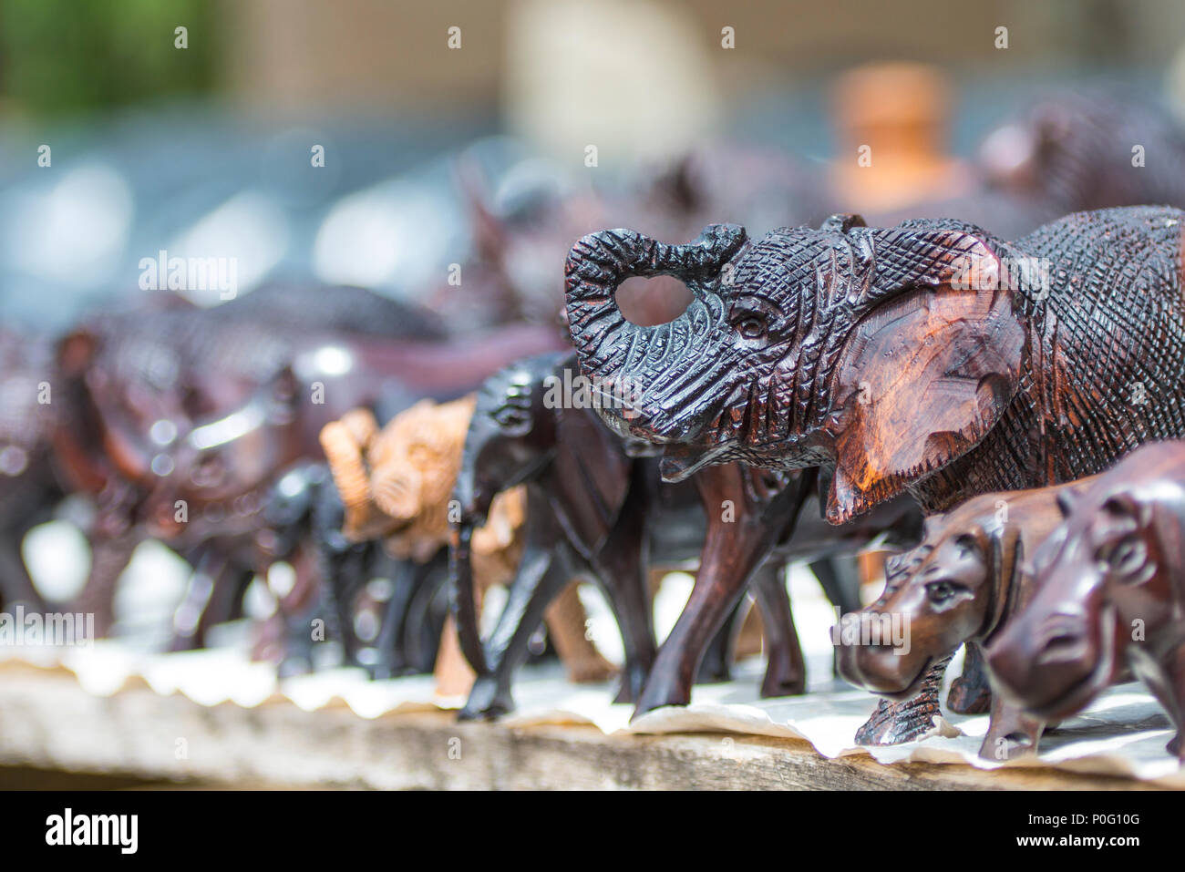 In der Nähe der afrikanischen Tiere aus Holz geschnitzt in einem offenen Markt Stockfoto