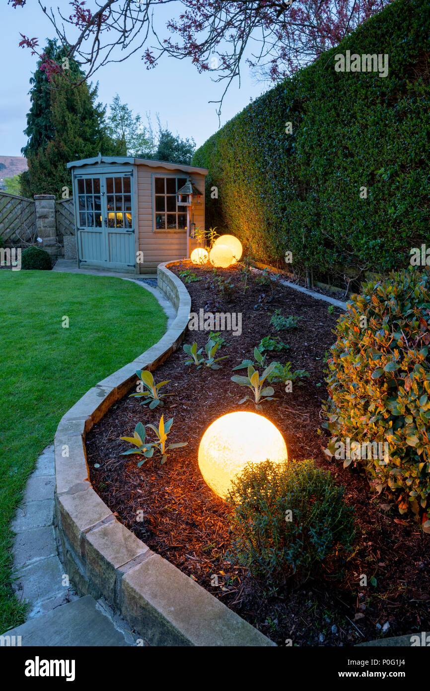 Moderne Gartenbeleuchtung Stockfotos Und Bilder Kaufen Alamy