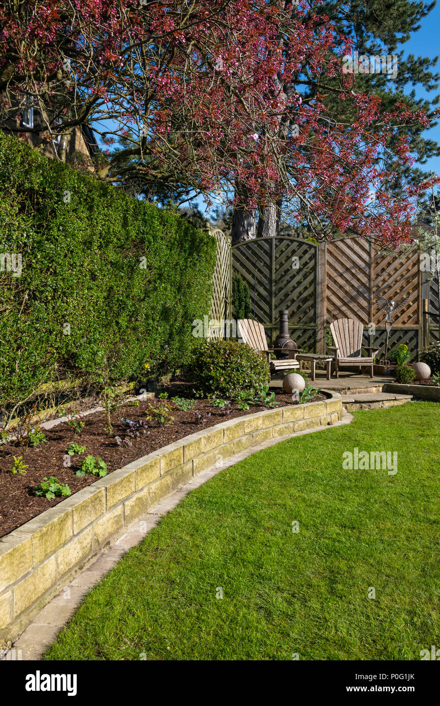 Sonnigen Ecke des schönen, gepflegten, privaten Garten (zeitgenössisches  Design, Pflanzen, Terrasse, Rasen & Ornamente) - Yorkshire, England, UK  Stockfotografie - Alamy