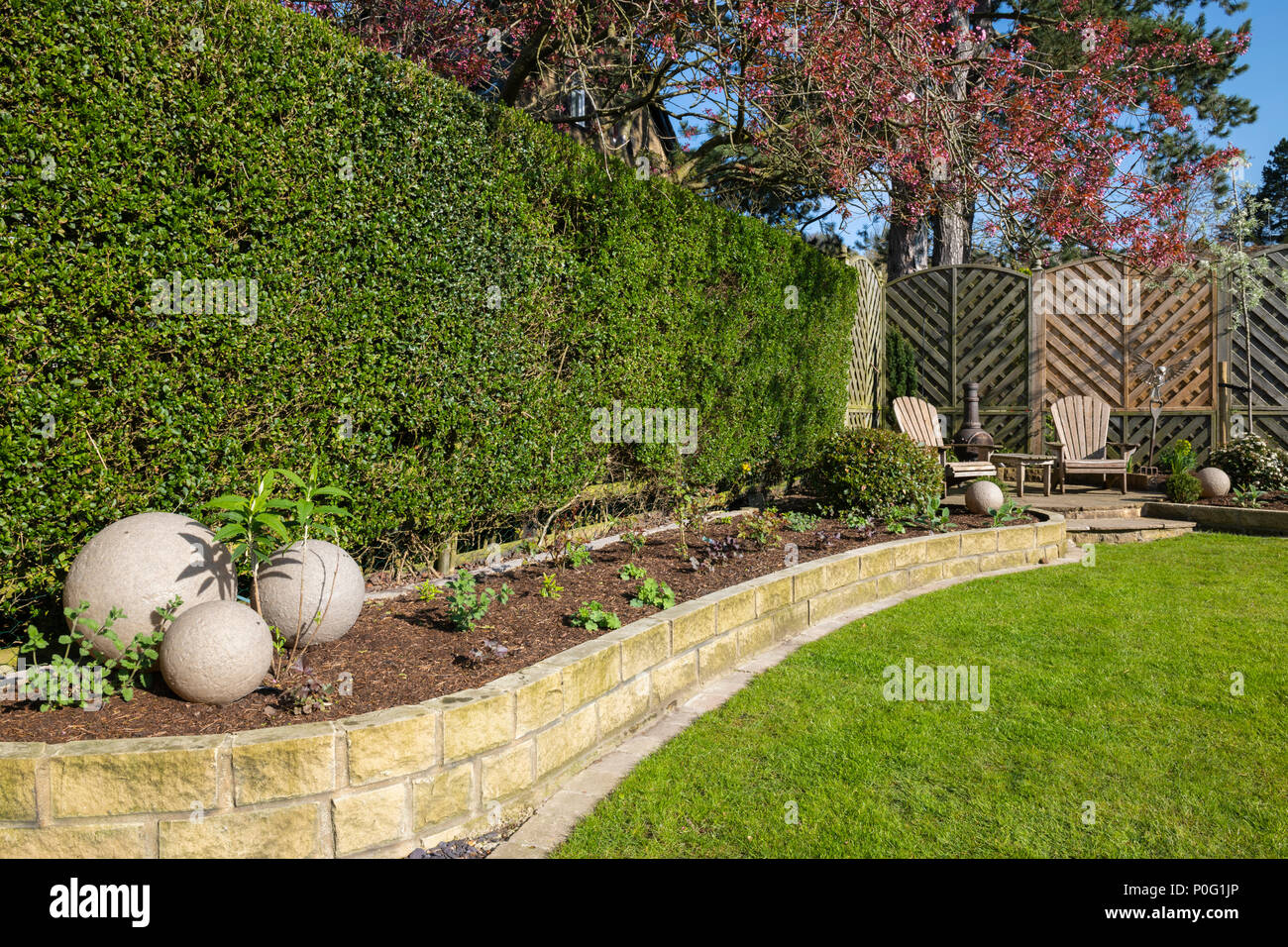 Sonnigen Ecke des schönen, gepflegten, privaten Garten (zeitgenössisches Design, Pflanzen, Terrasse, Rasen & Ornamente) - Yorkshire, England, UK. Stockfoto