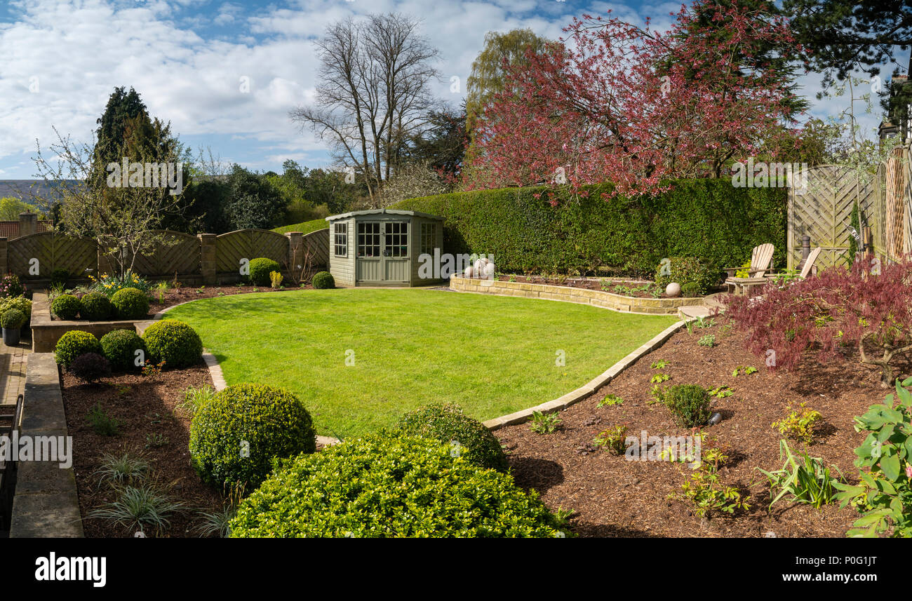 Schöne, sonnige, neu angelegten, privat Garten mit zeitgenössischem Design, Pflanzen, Terrasse, Rasen & Sommerhaus - Yorkshire, England, Großbritannien Stockfoto