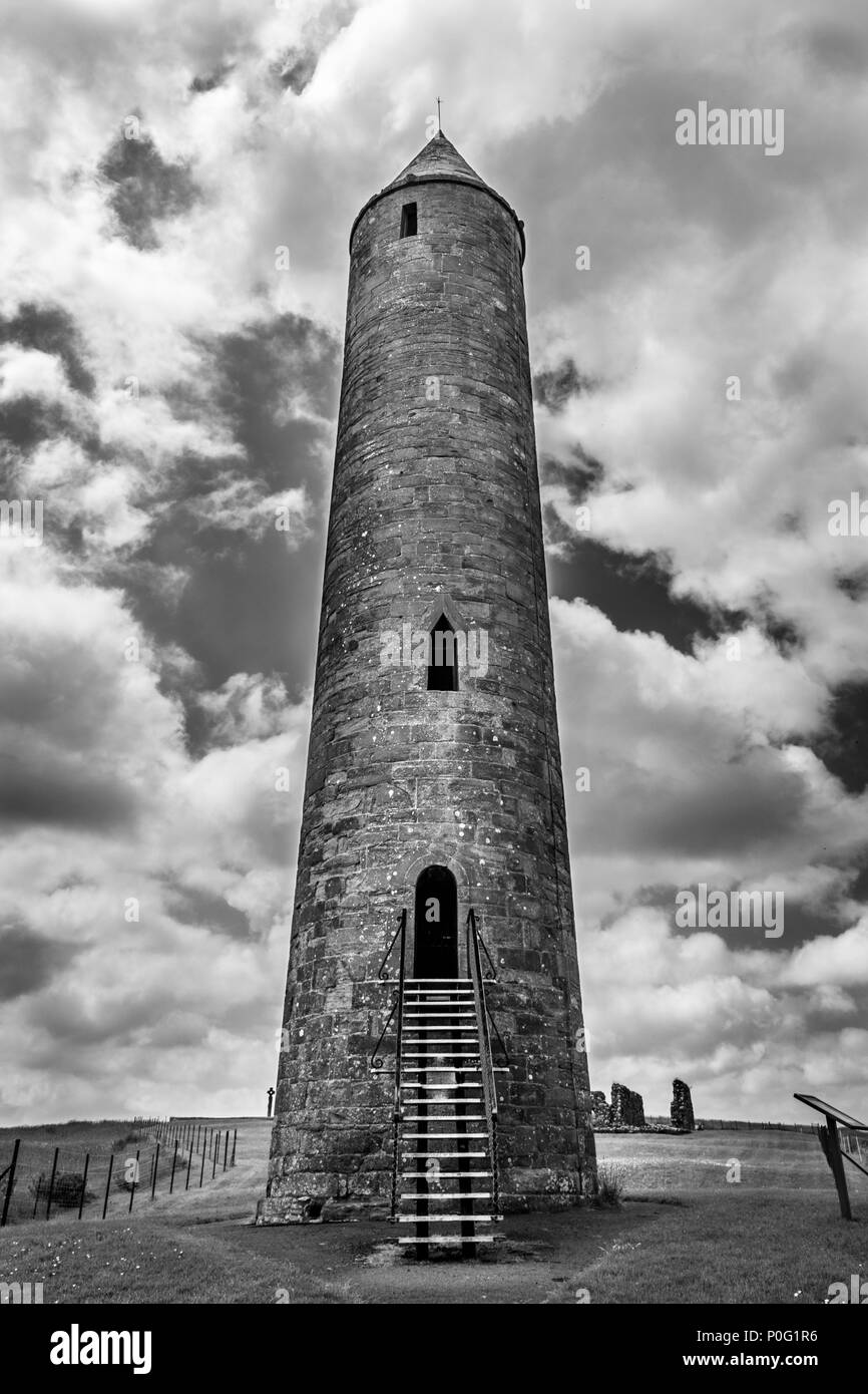Dies ist ein Bild der alten monastischen runden Turm auf devenish Island in der Grafschaft Fermanagh, Irland. Die Insel hat die Ruinen eines alten Klosters, das ist o Stockfoto