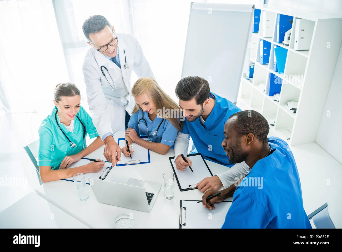 Hohe Betrachtungswinkel von Team der jungen Ärzte und Allgemeinmediziner in Gespräch Stockfoto